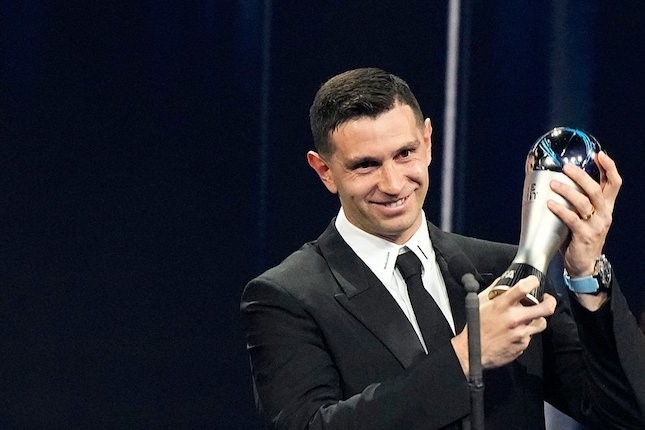 Pahlawan di Final Piala Dunia, Emiliano Martinez Menangi Best FIFA Men’s Goalkeeper 2022